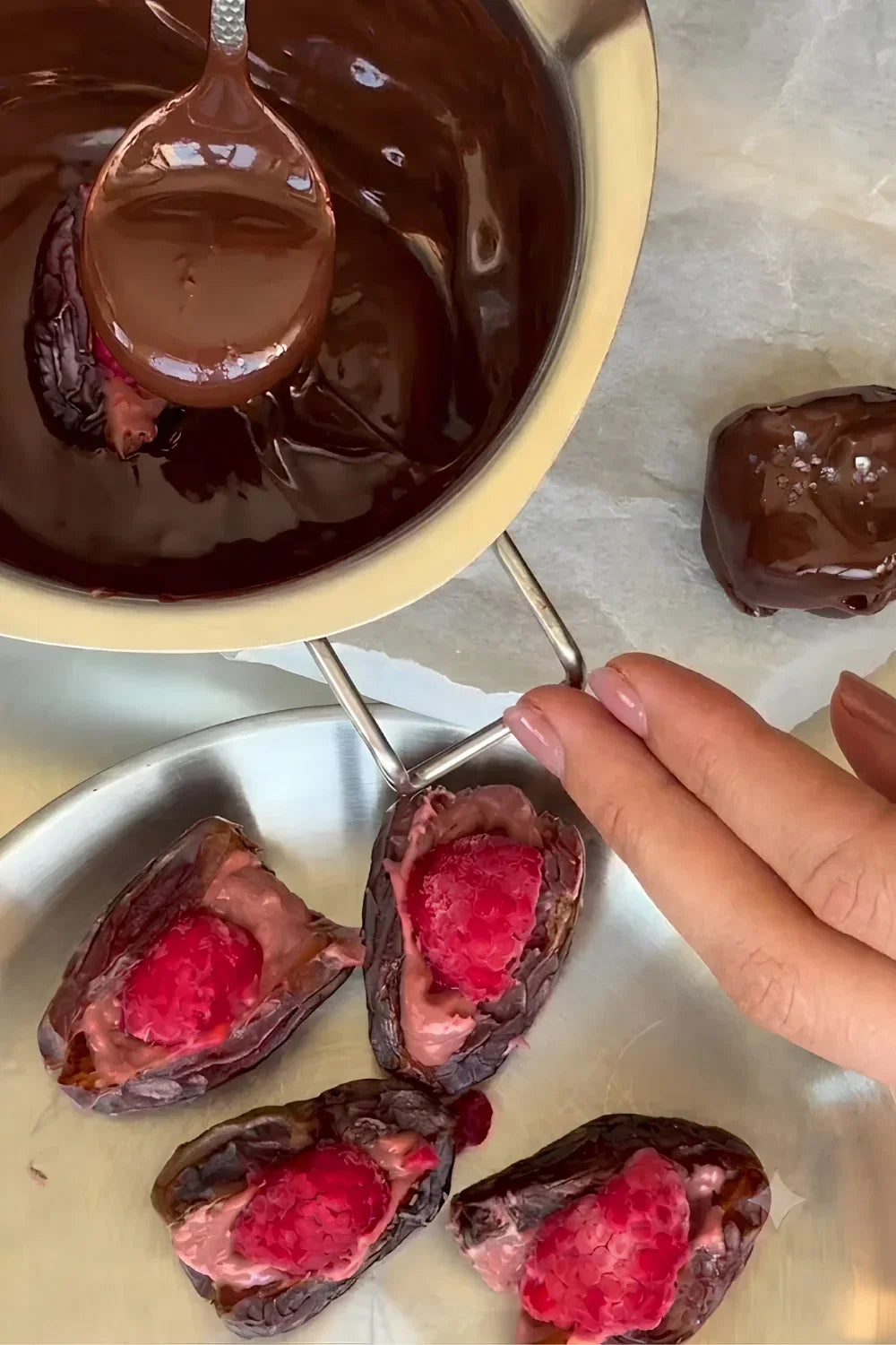 Dátiles rellenos de crema de anacardos y frambuesas