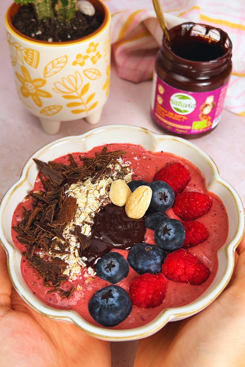 Berry Bowl con crema de dátil, almendra y cacao: dulce, saludable y lleno de energía