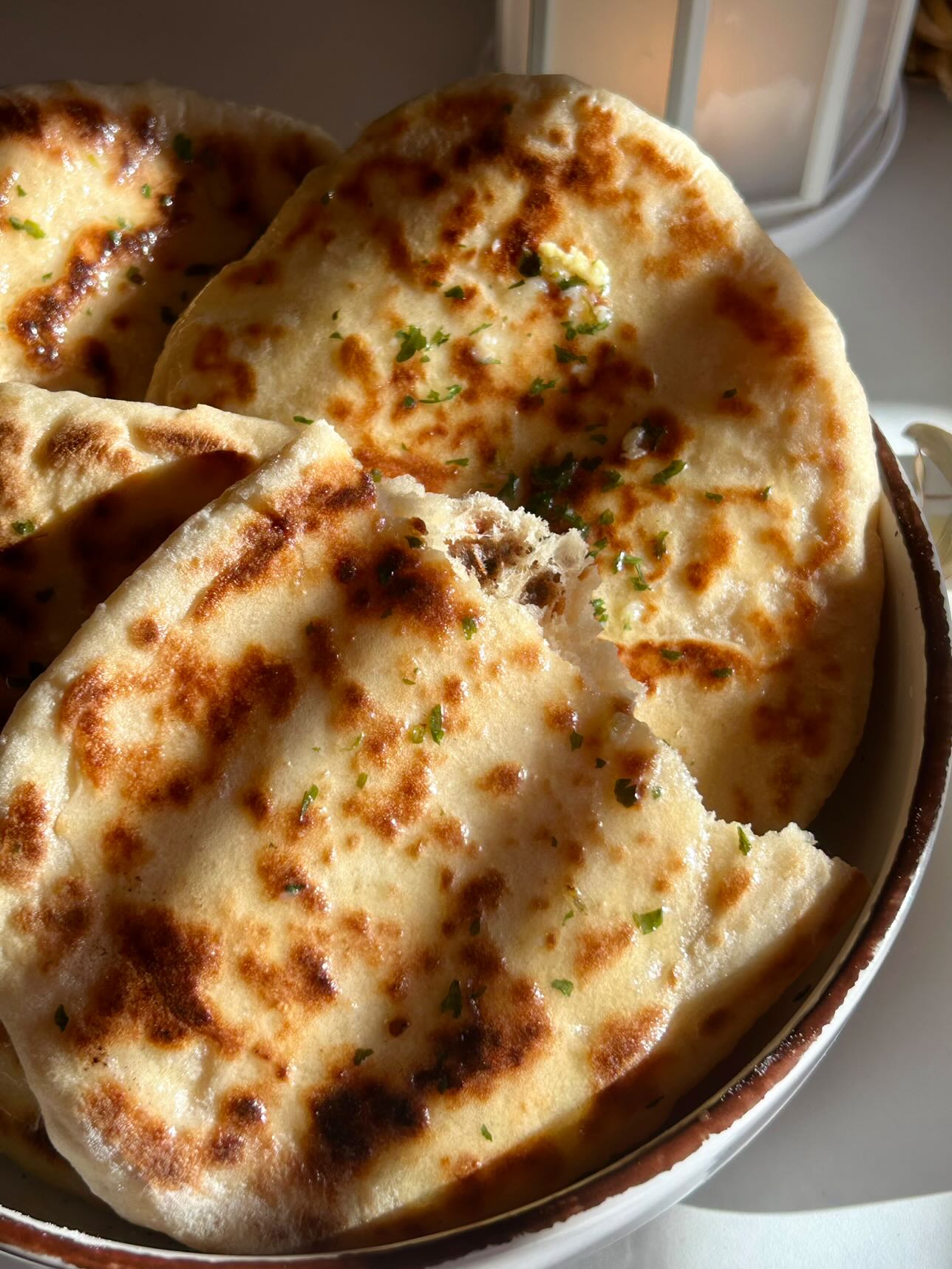 Pan Naan Casero con Sirope de Dátil NATUVID: Receta Fácil y Saludable
