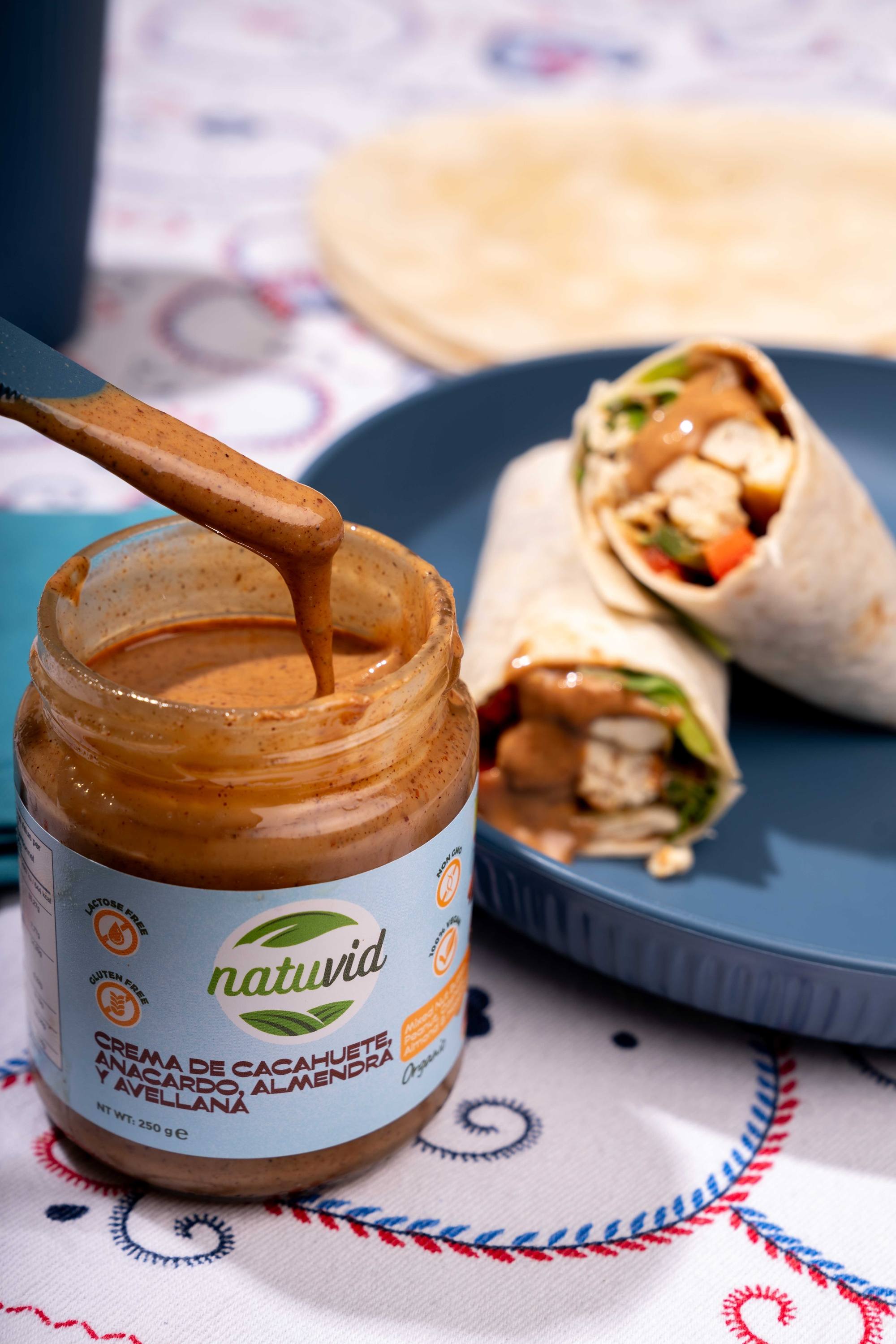Wrap vegetal con crema de frutos secos naturales y pollo estilo fajita